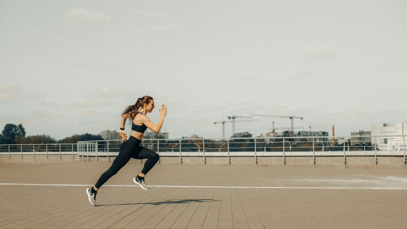 Läuferin legt einen Sprint hin bei den Social Run Clubs in Österreich.