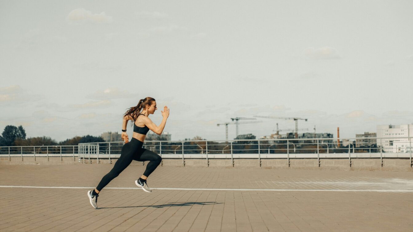Läuferin legt einen Sprint hin bei den Social Run Clubs in Österreich.