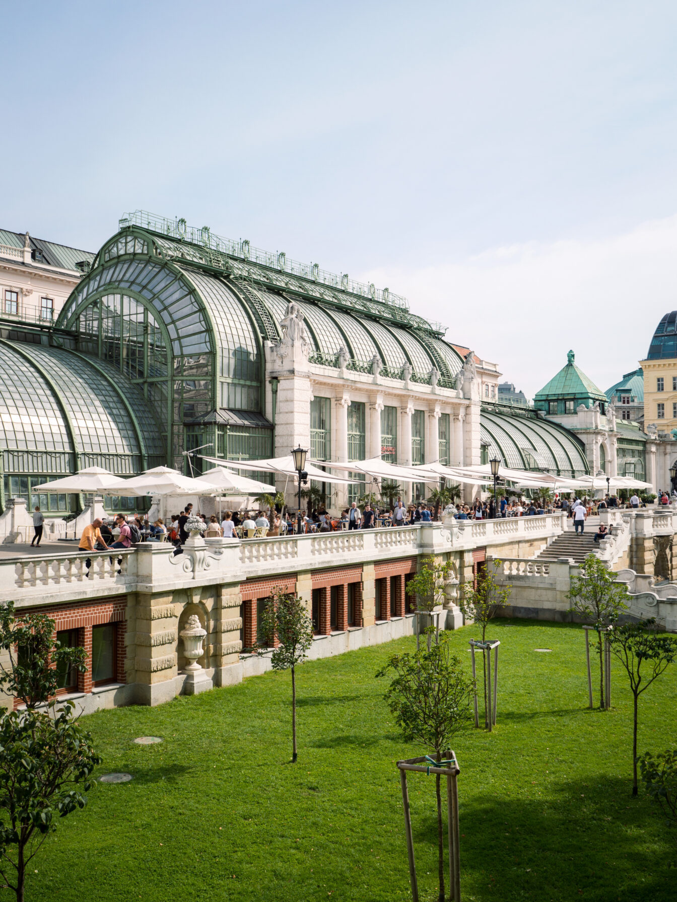 der Gastgarten vor dem Palmenhaus im 1. Bezirk in Wien im Sommer