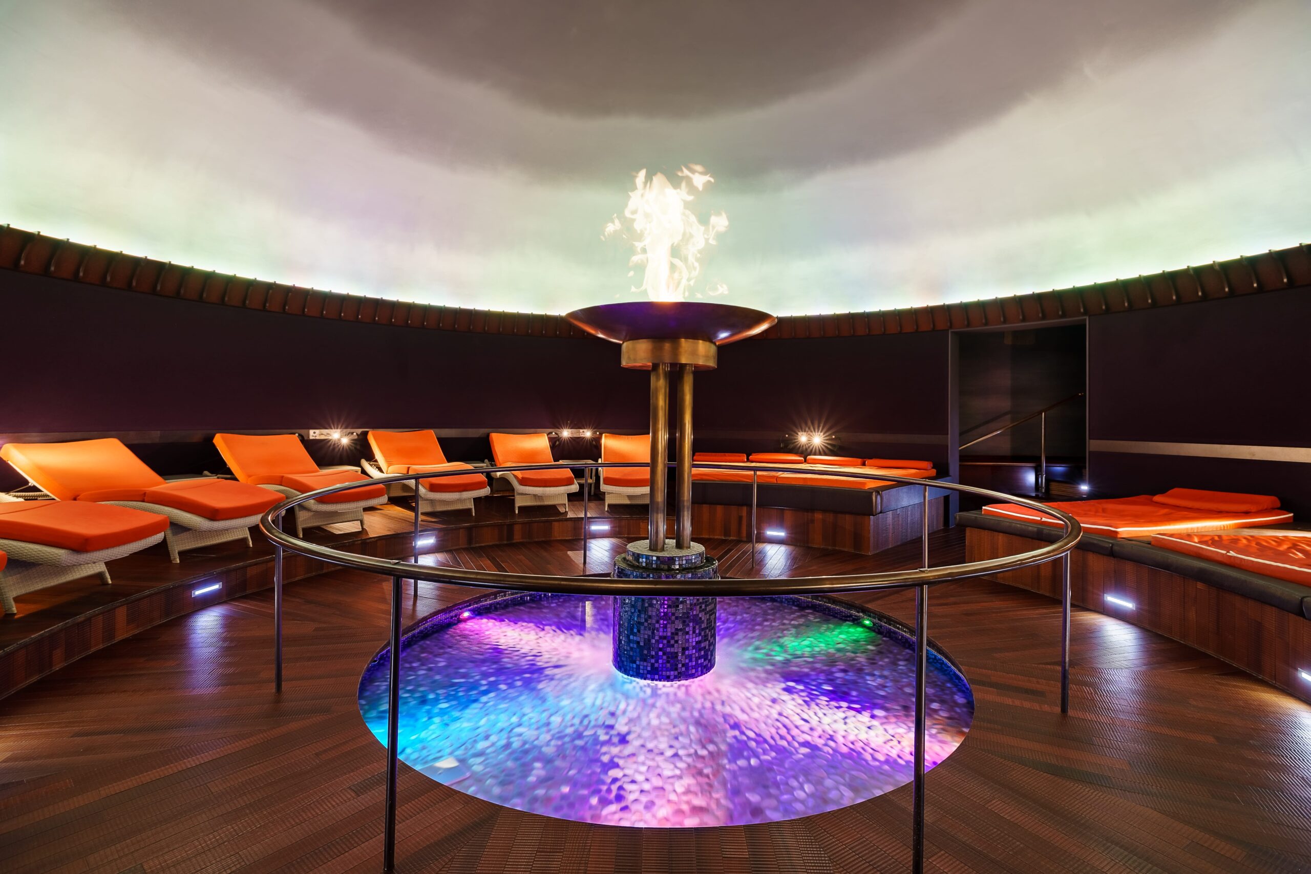 Ein Ruheraum im Spa vom Posthotel Achenkirch mit Feuerschale