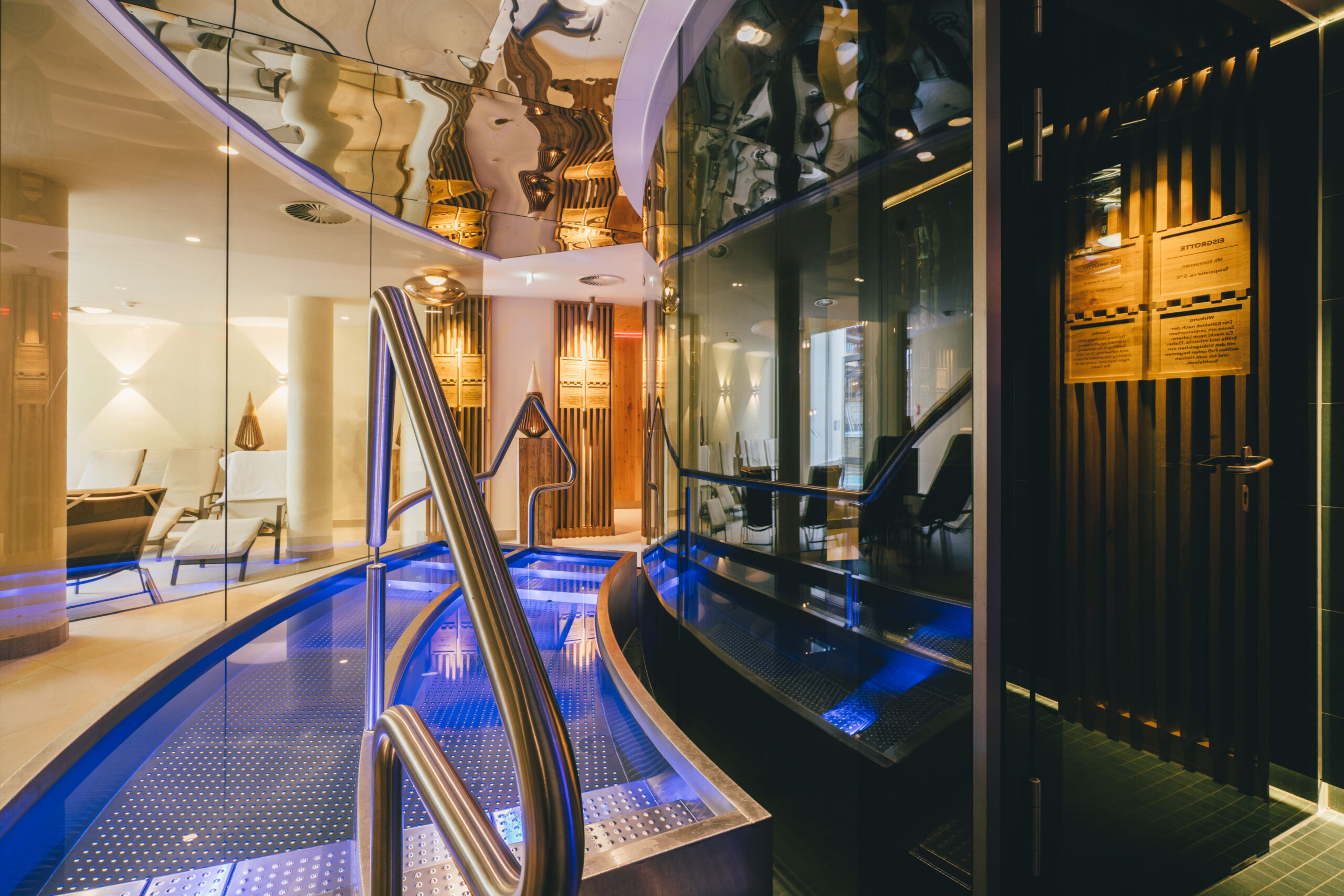 Einstieg ins Indoor-Pool im Posthotel Achenkirch