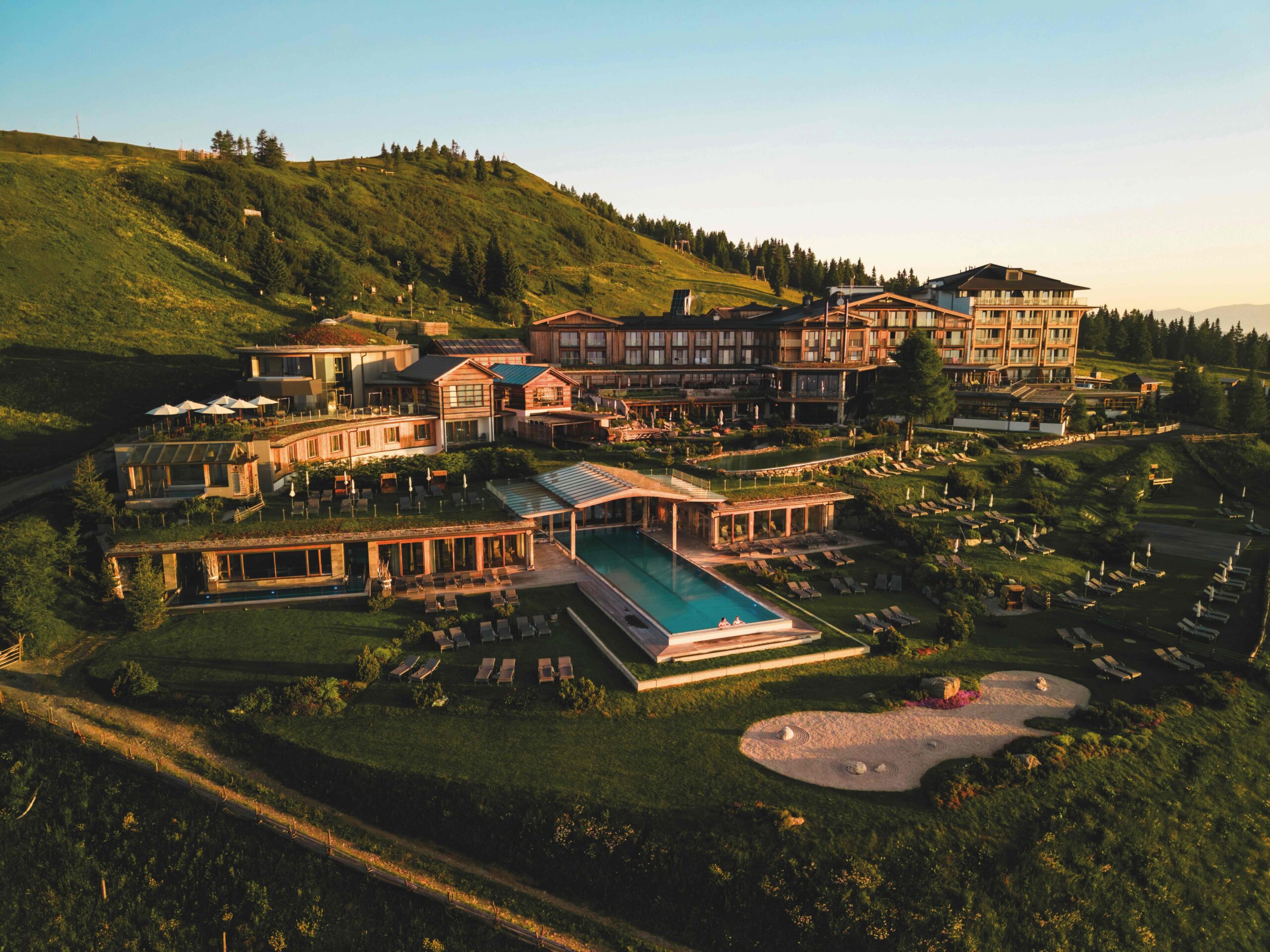 Blick auf das Mountain Resort Feuerberg bei Sonnenuntergang