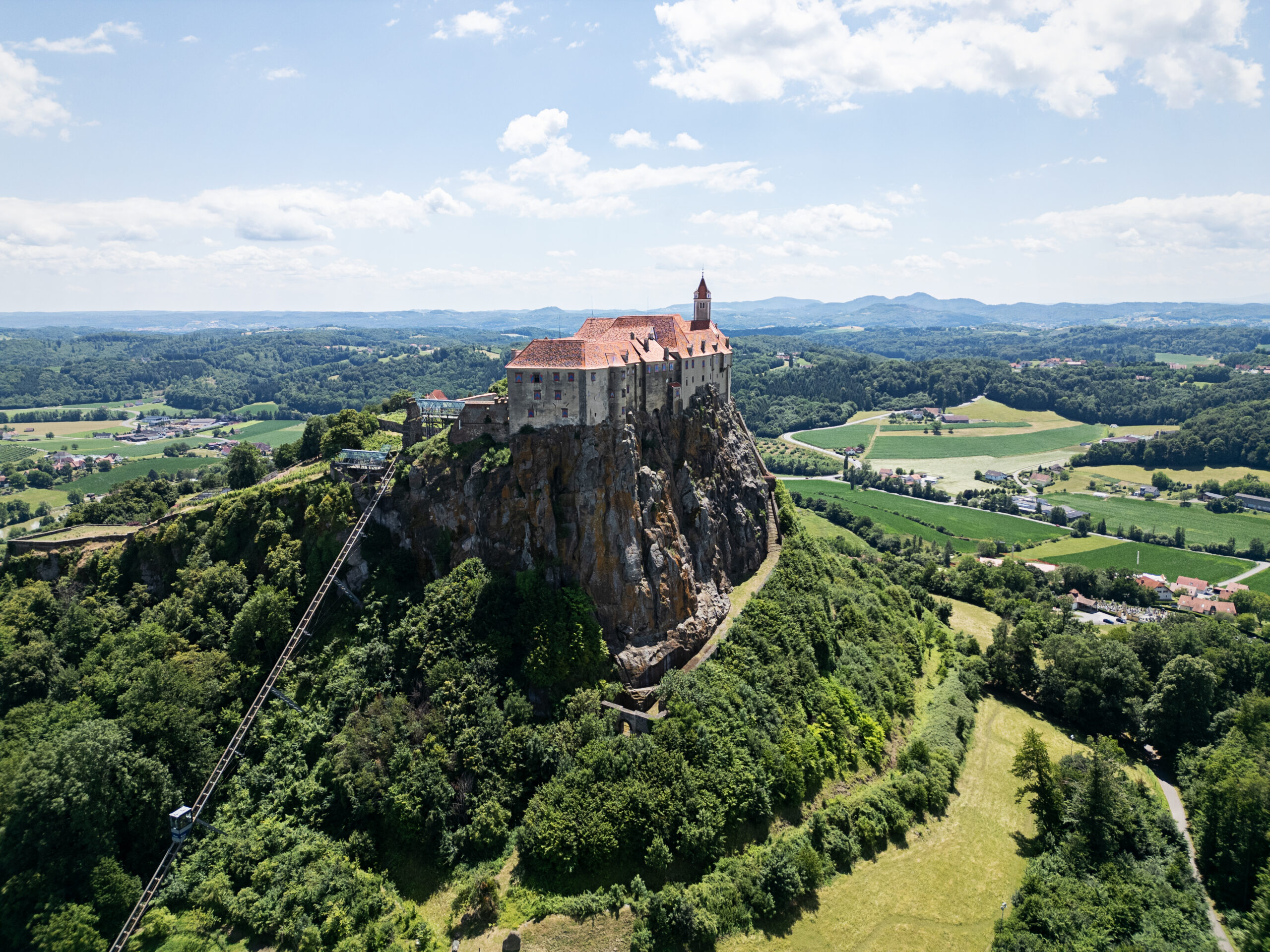 Blick aus der Vogelperspektive auf die Riegersburg im Sommer