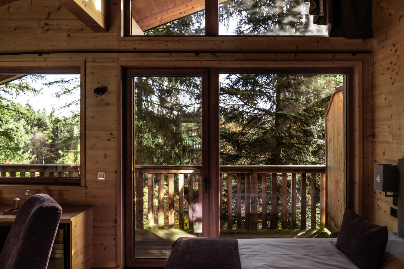 Blick aus einem Zimmer im Baumhotel: Unterkünfte im Wald in der WaldEndeckerWelt im Innviertel, einem Ausflugsziel in Oberösterreich
