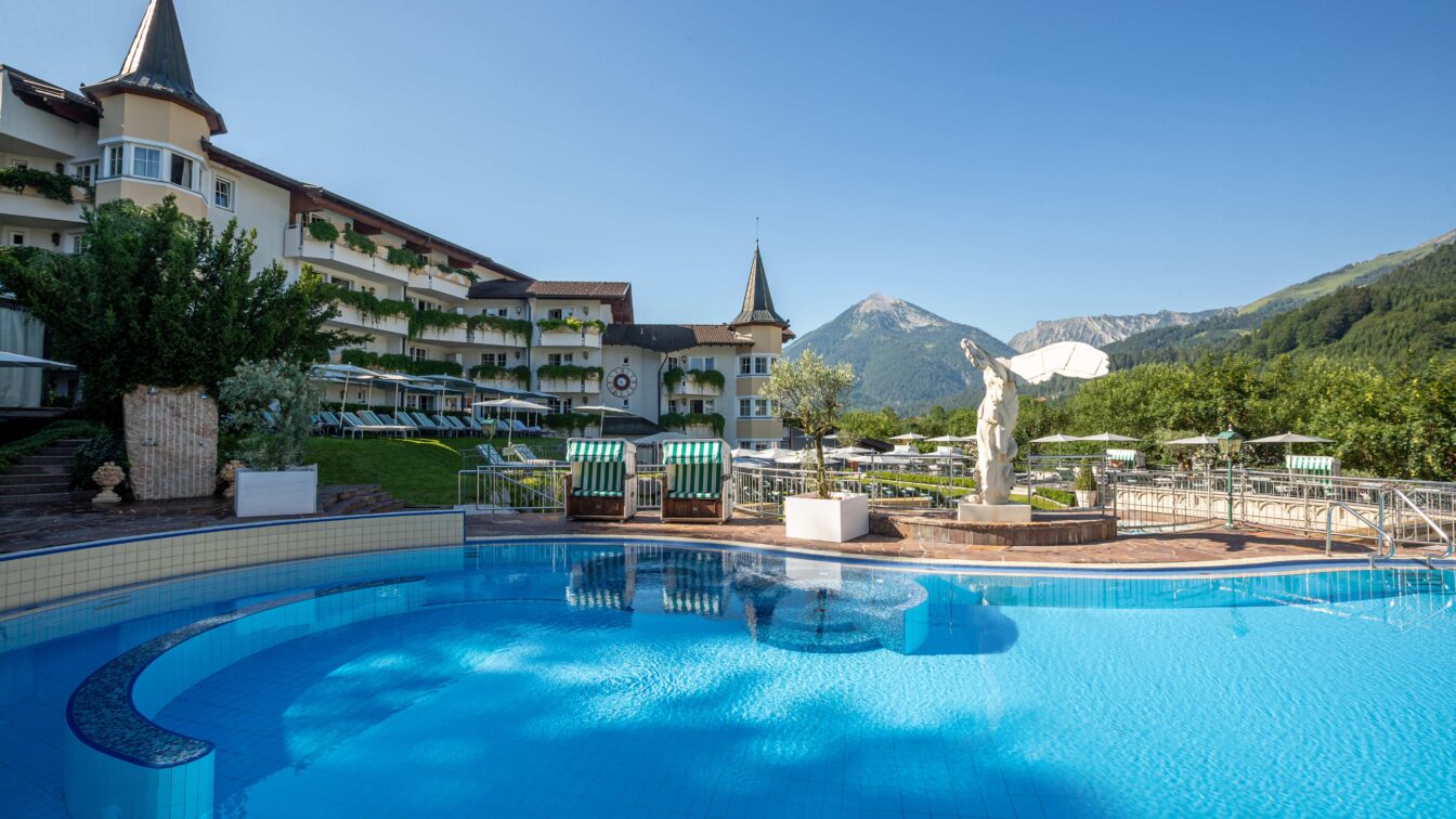 Blick auf das Outdoor-Pool im Posthotel Achenkirch im Sommer
