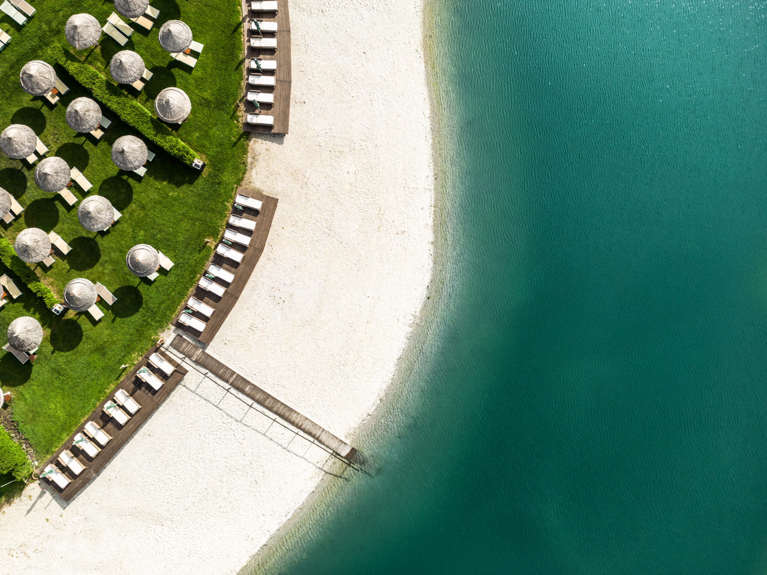 Blick auf den Badesee der St. Martins Therme & Lodge  von oben