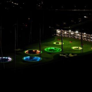 Topgolf Wien bei Nacht von oben