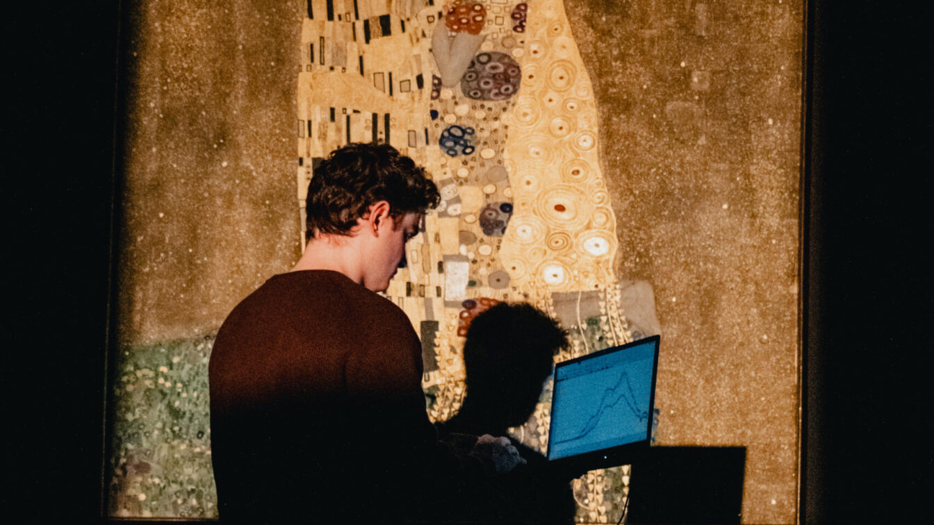 Gold-Messung von Klimt's „Der Kuss“ durch Student Julius Sobieczky der Technischen Universität Wien.