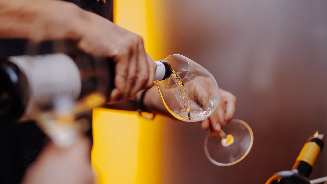 Wein wird ausgeschenkt für die VieVinum 2026: Ein internationales Weinfestival in Wien in der Hofburg