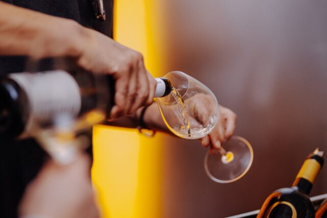 Wein wird ausgeschenkt für die VieVinum 2026: Ein internationales Weinfestival in Wien in der Hofburg