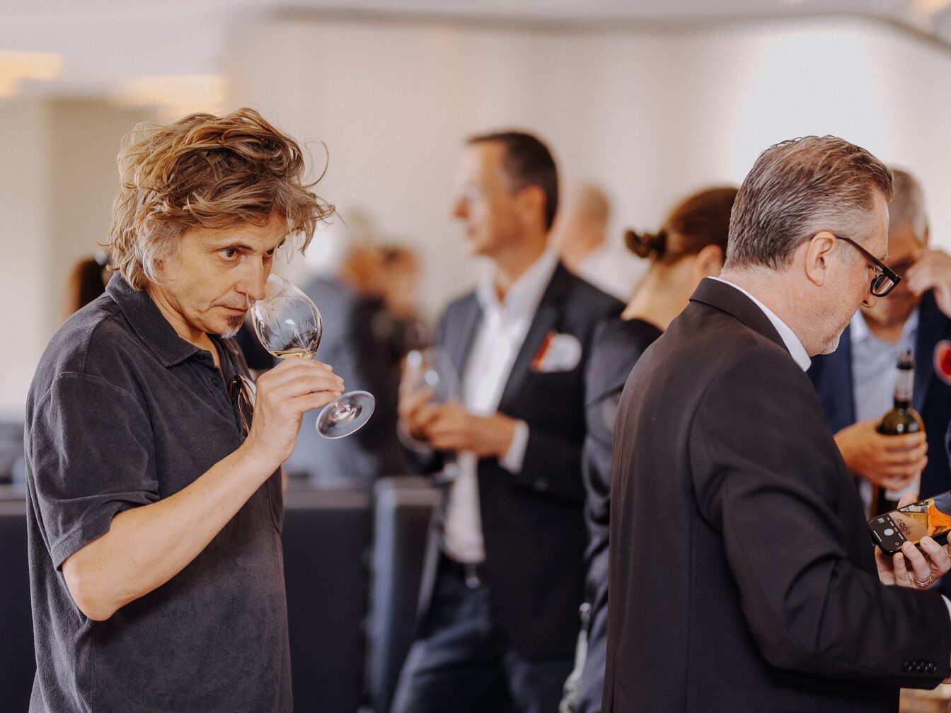 Mann kostet Wein für die VieVinum 2026: Ein internationales Weinfestival in Wien in der Hofburg