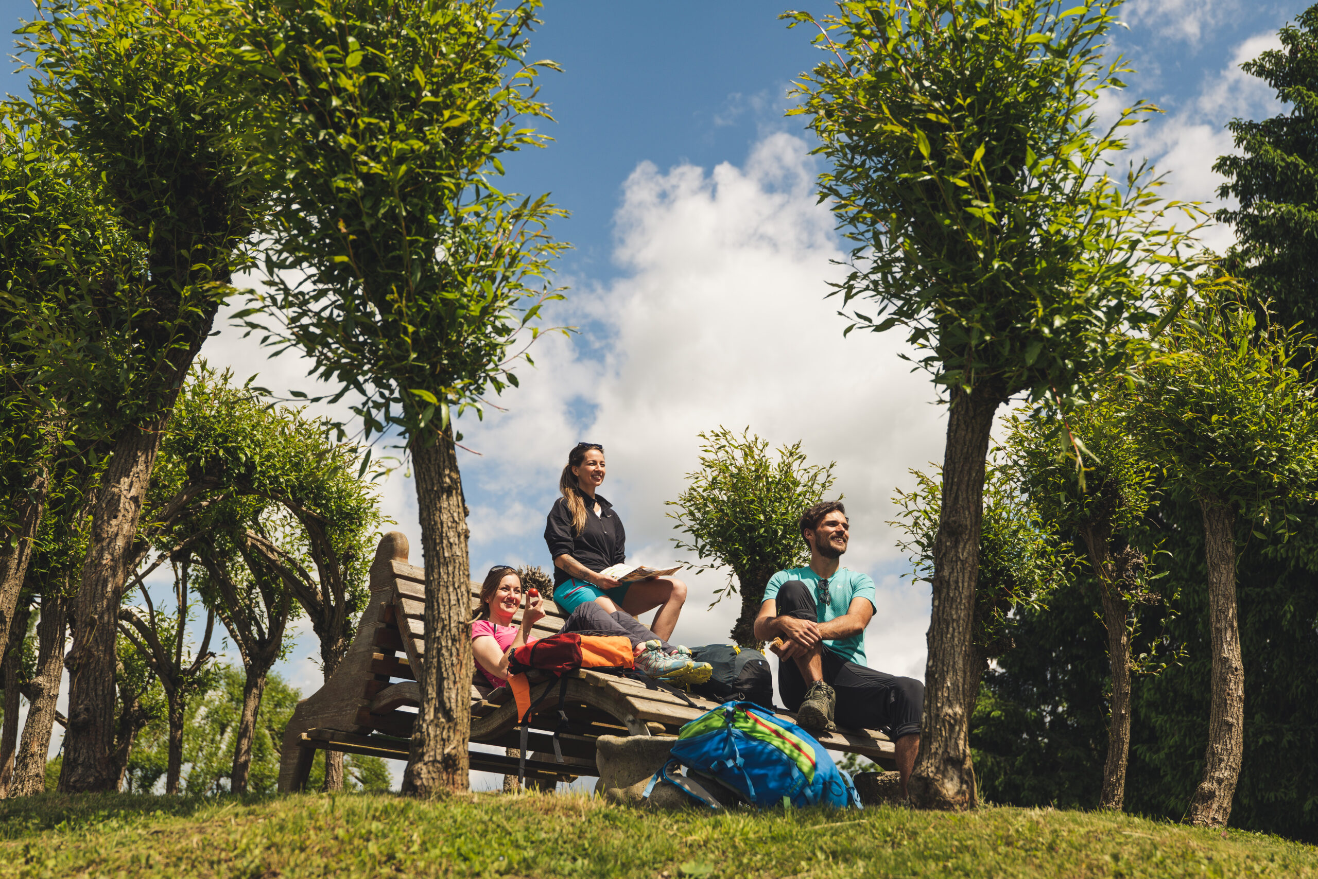 Wandern mit Freunden (c) Thermen- & Vulkanland | Bernhard Bergmann
