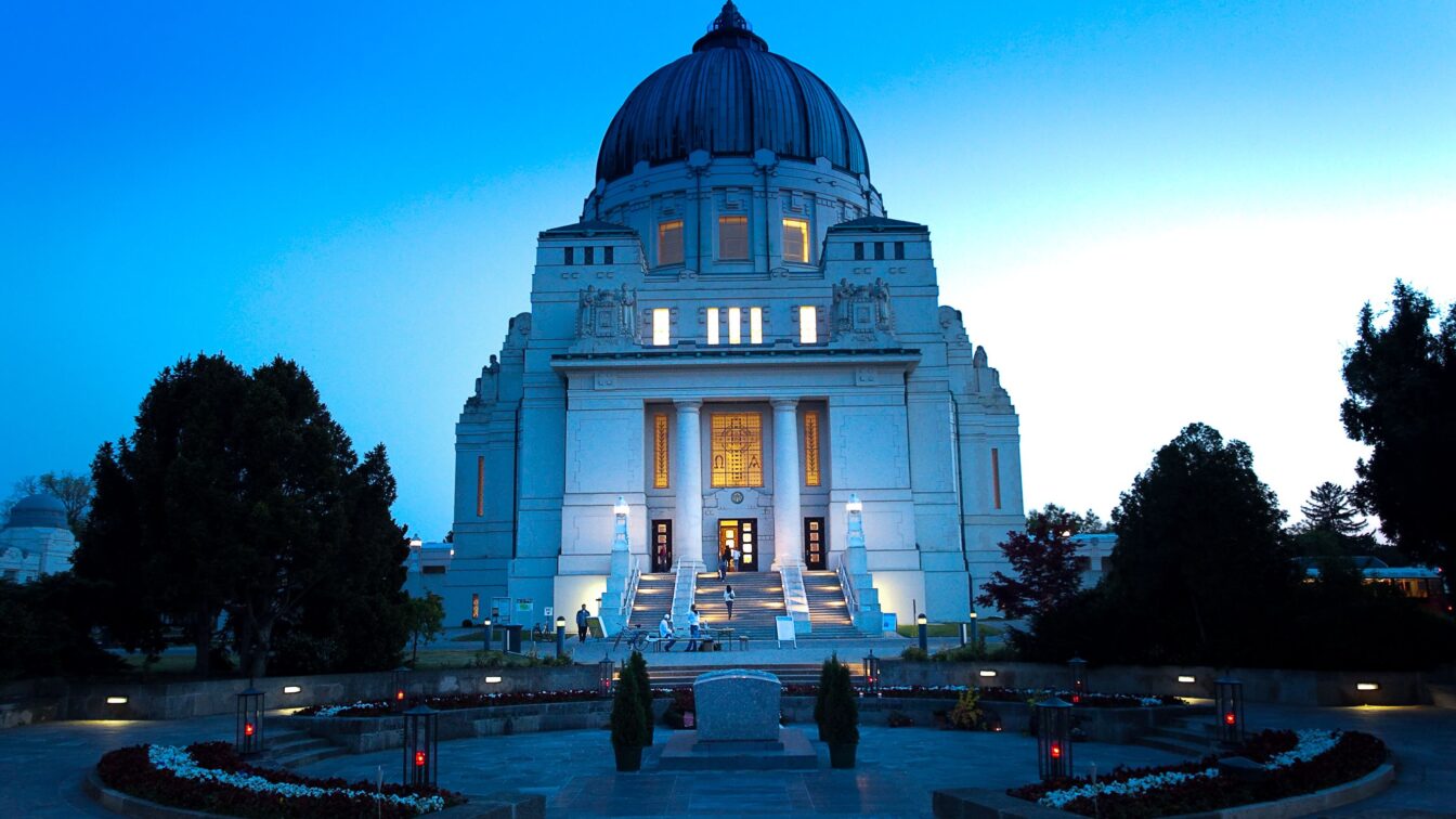 die Friedhofskirche zum Heiligen Borromäus am WIener Zentralfriedhof bei Abenddämmerung