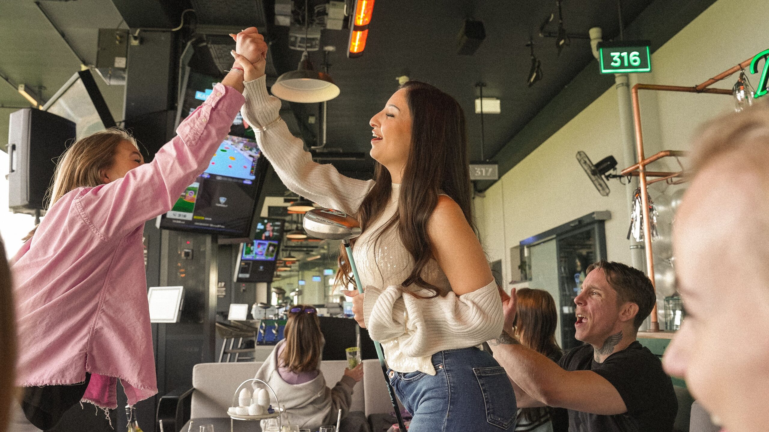 Gruppe spielt bei Topgolf Wien