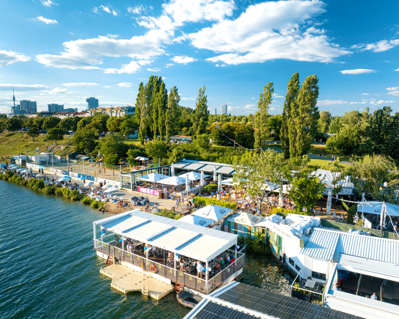 Blick auf den Vienna CIty Beach Club an der Neuen Donau in Wien