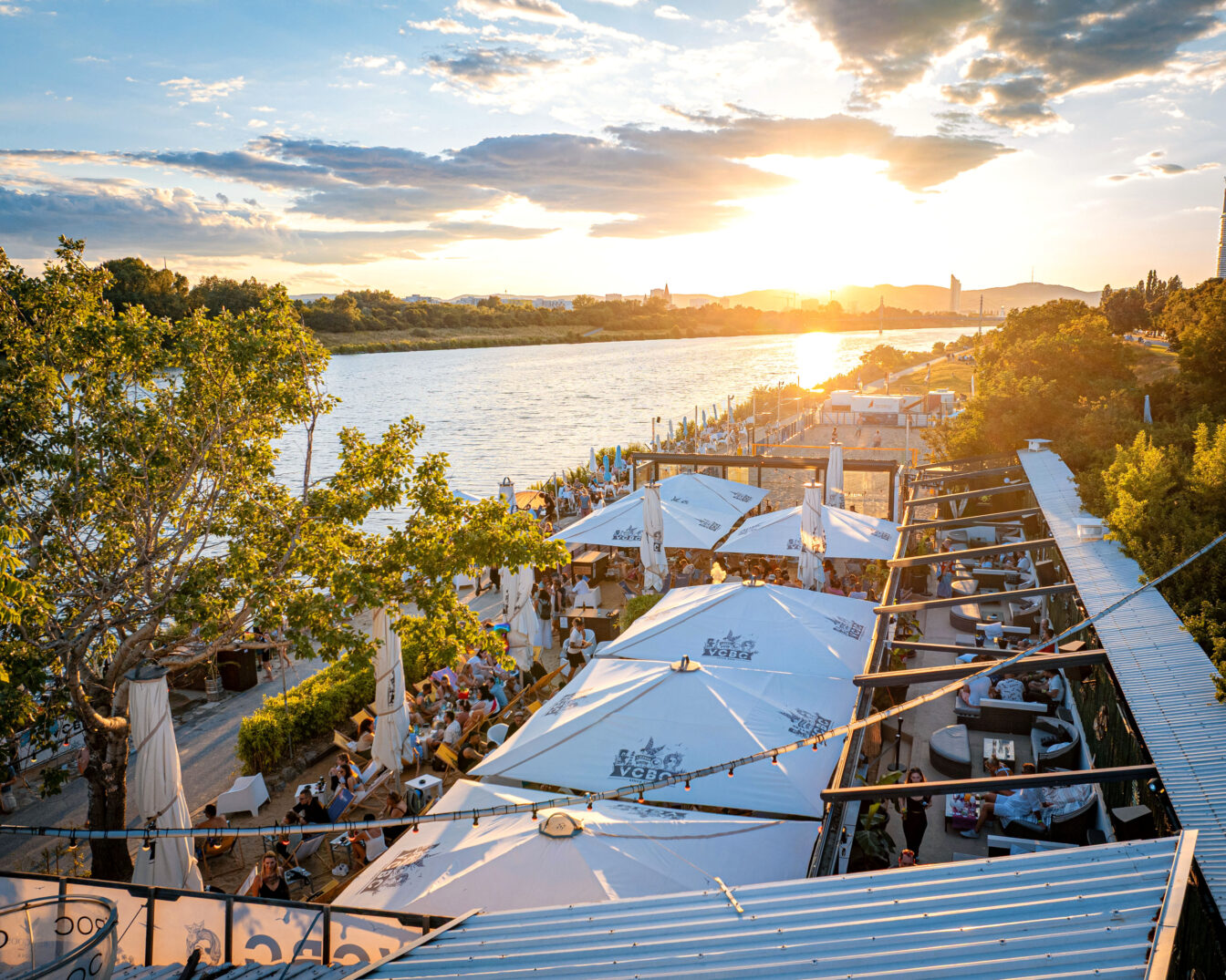 Blick auf den Vienna CIty Beach Club an der Neuen Donau in Wien