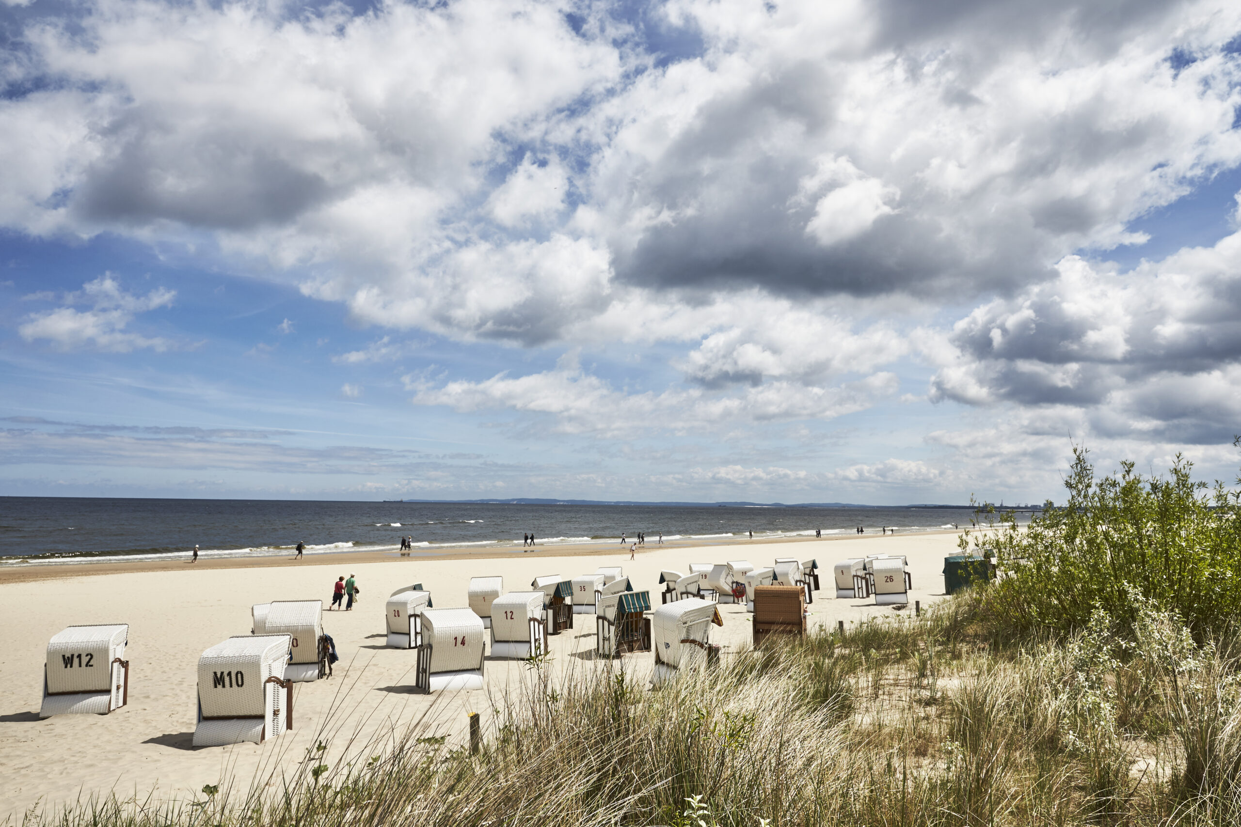 Ein Strand im Sommer in Heringsdorf auf der Insel Usedom.