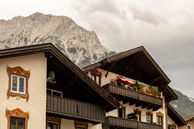 Bergpanorama mit bäuerlicher ländlicher Hütte im Vordergrund bei Schlechtwetter.