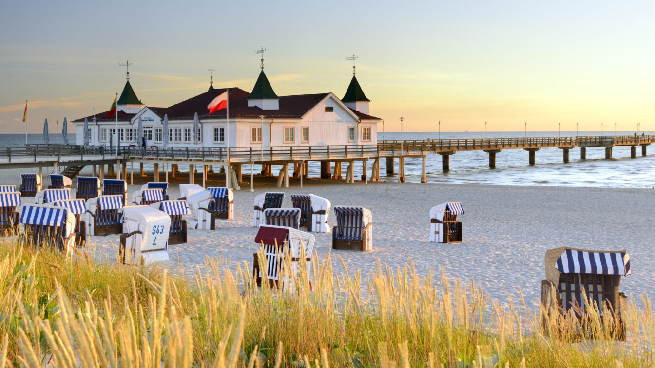 Ein Seebad am Meer mit Strandkörben und einem Steg in Mecklenburg-Vorpommern in Norddeutschland.