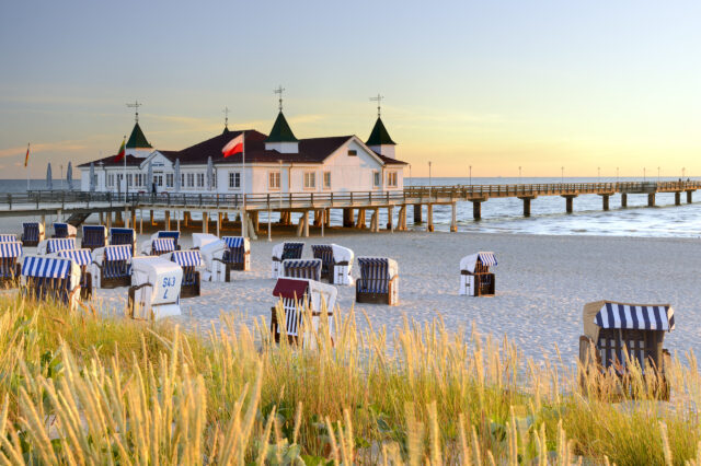 Ein Seebad am Meer mit Strandkörben und einem Steg in Mecklenburg-Vorpommern in Norddeutschland.