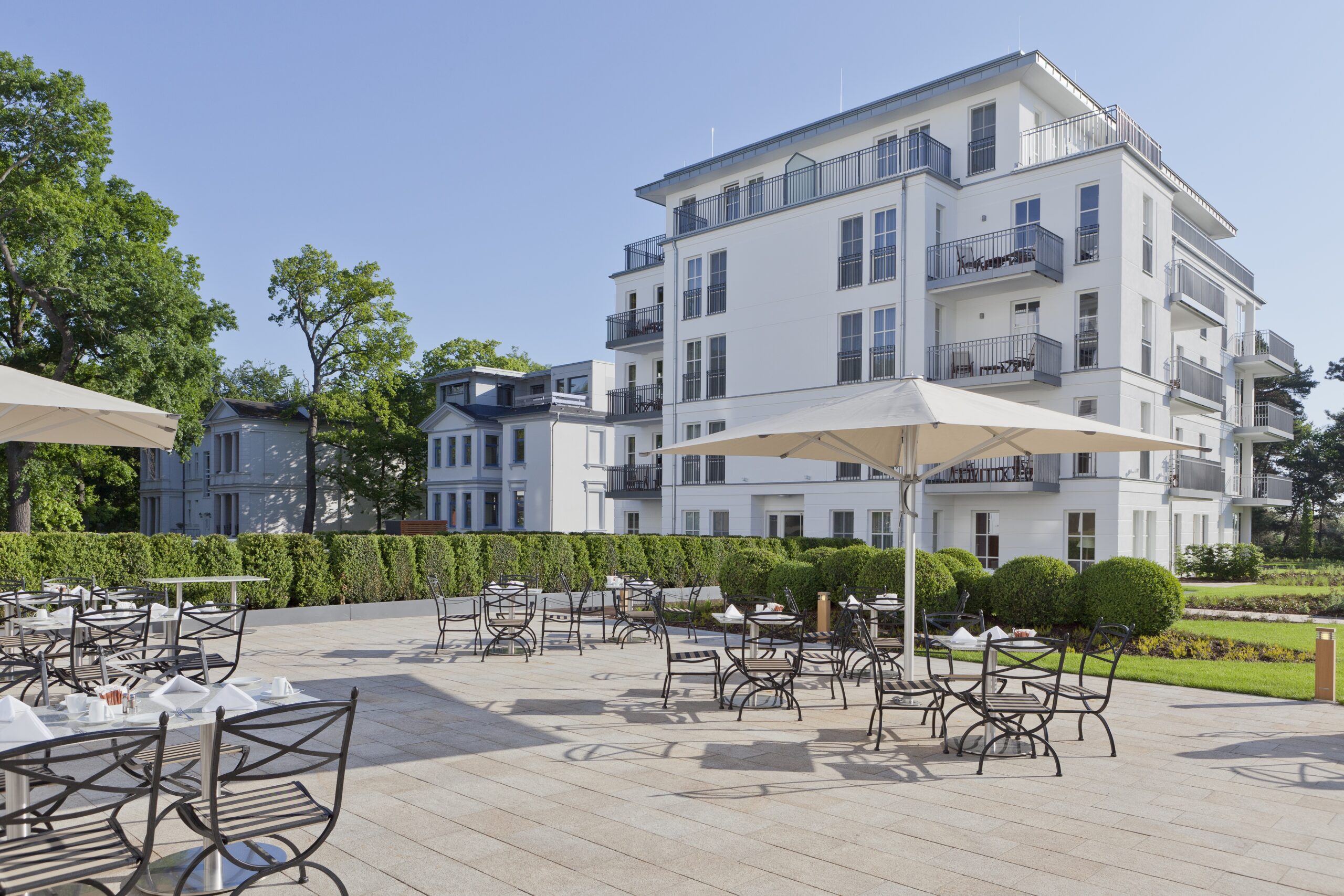 Terrasse und Außenansicht auf das Steigenberger Hotel in Heringsdorf