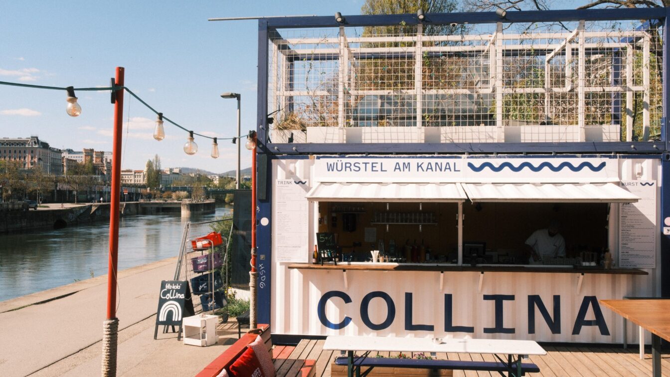 Blick auf den Würstelstand "Würstel am Kanal" vom Restaurant Collina am Berg am Donaukanal in Wien