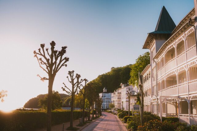 Weiße Häuserfassade an einer Strandpromenade