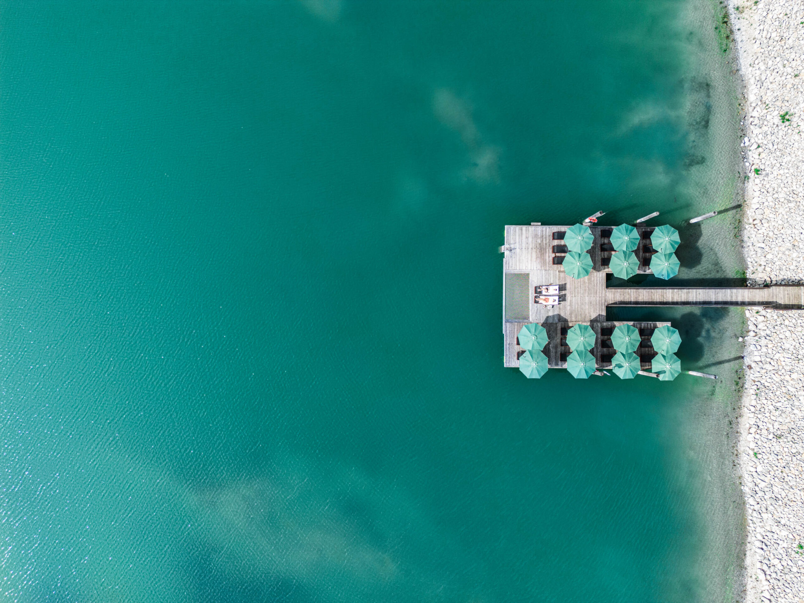Drohnenbild vom Badesee der St. Martins Therme & Lodge