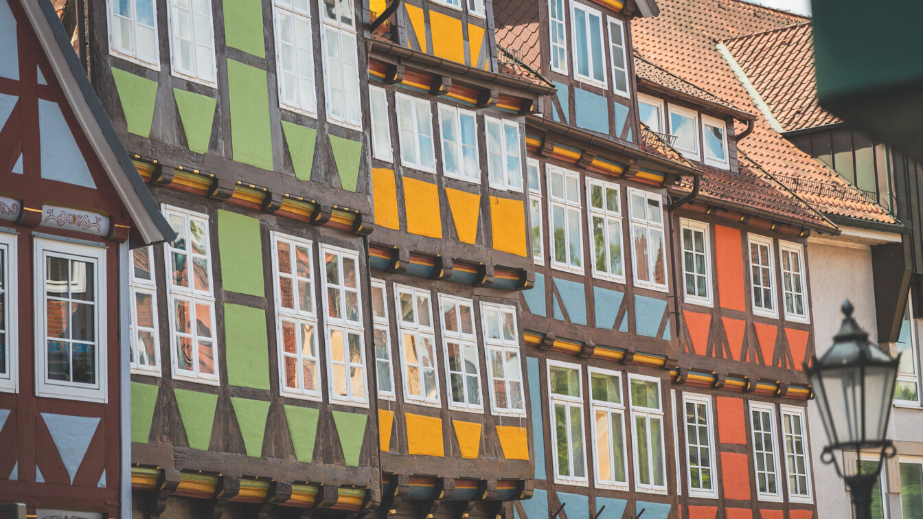 Bunte Fachwerk-Häuserfasaden in der Stadt Celle