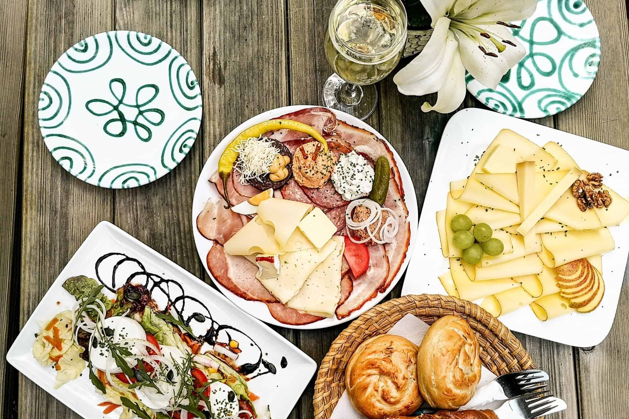 Jause beim Heurigen Hermenegild Mang in der Wachau (c) Katharina Tesch | 1000things