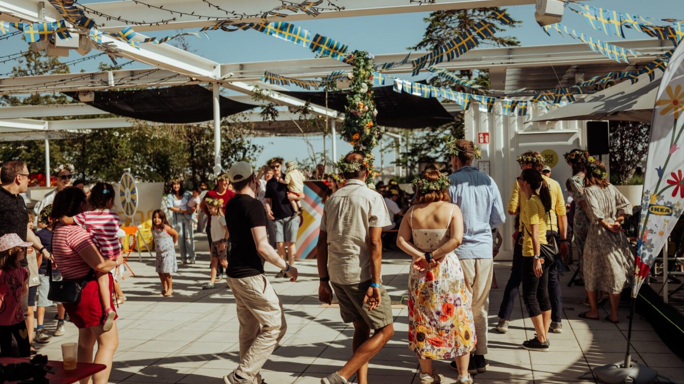 Menschen feiern auf der sommerlichen Dachterrasse am Rooftop von Ikea am Westbahnhof in Wien