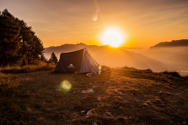 Campingzelt mit Sonnenuntergang