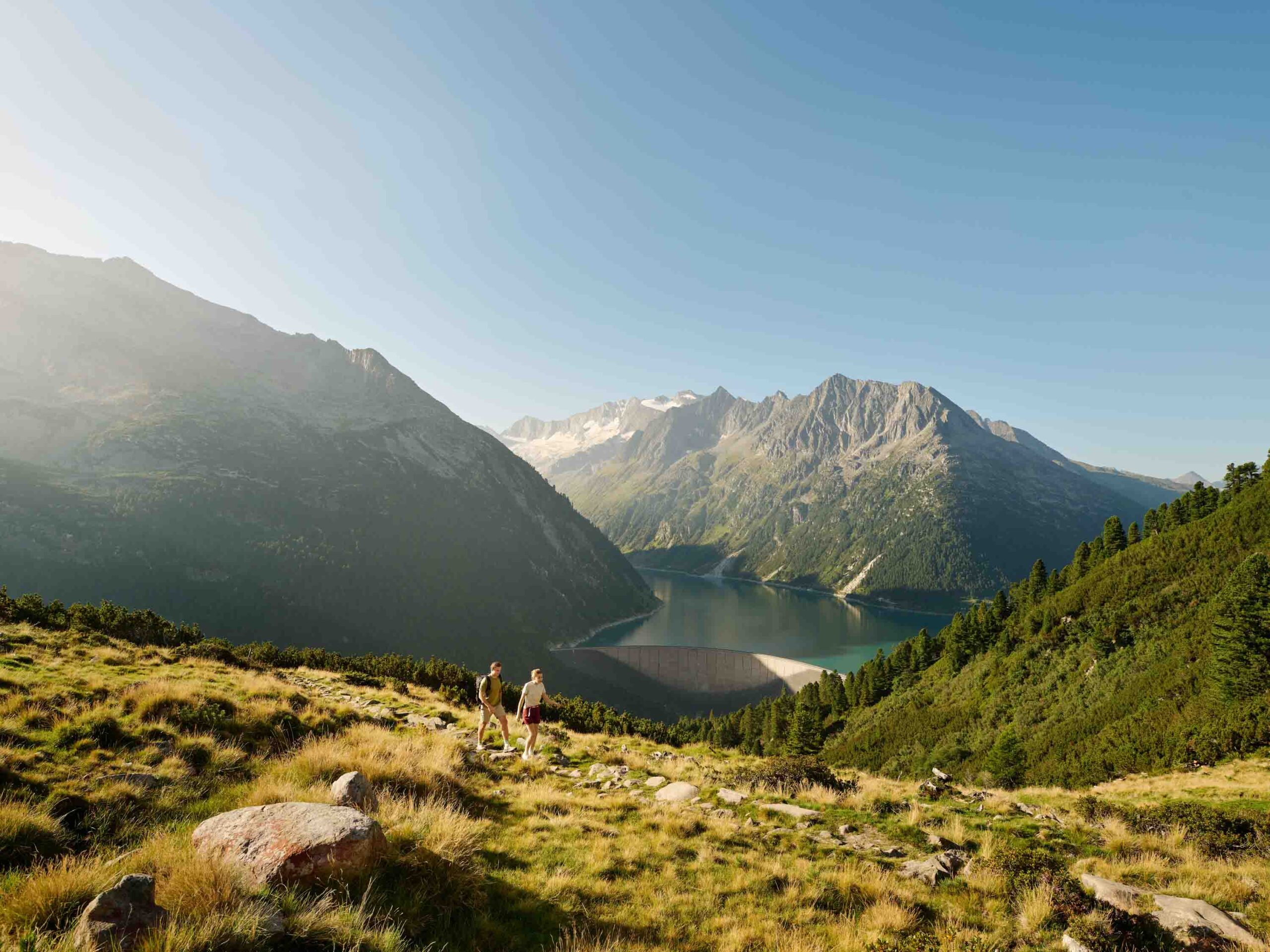 Wandern am Schlegeis Stausee, Zillertal, Österreich