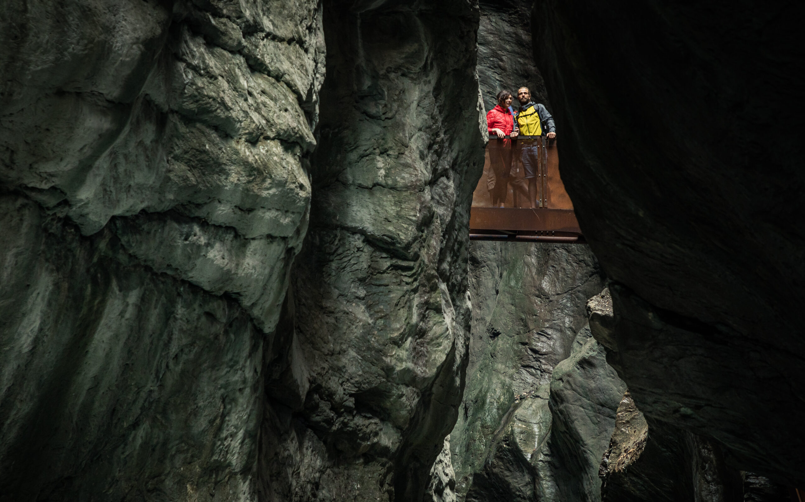 Zwei Besucher stehen auf einer Treppe über der Liechtensteinklamm