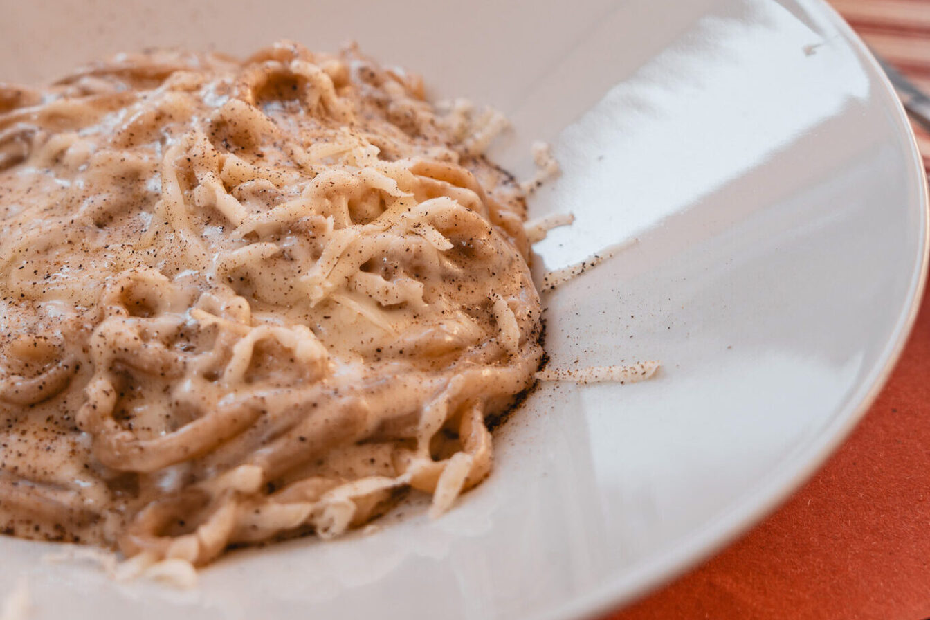 Ein Teller Pici Cacio e Pepe im Blend Restaurant in Lucca.