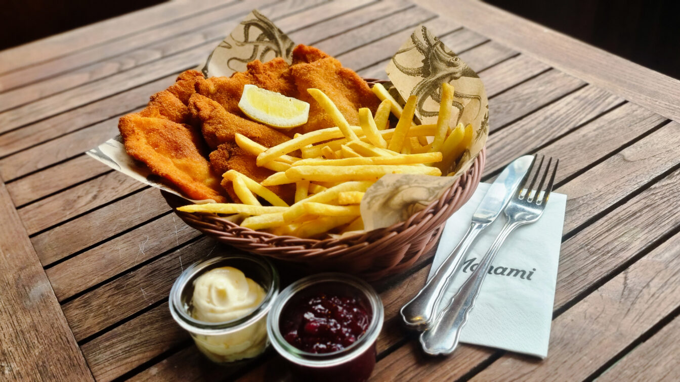 Schnitzel mit Pommes vom Restaurant Monami