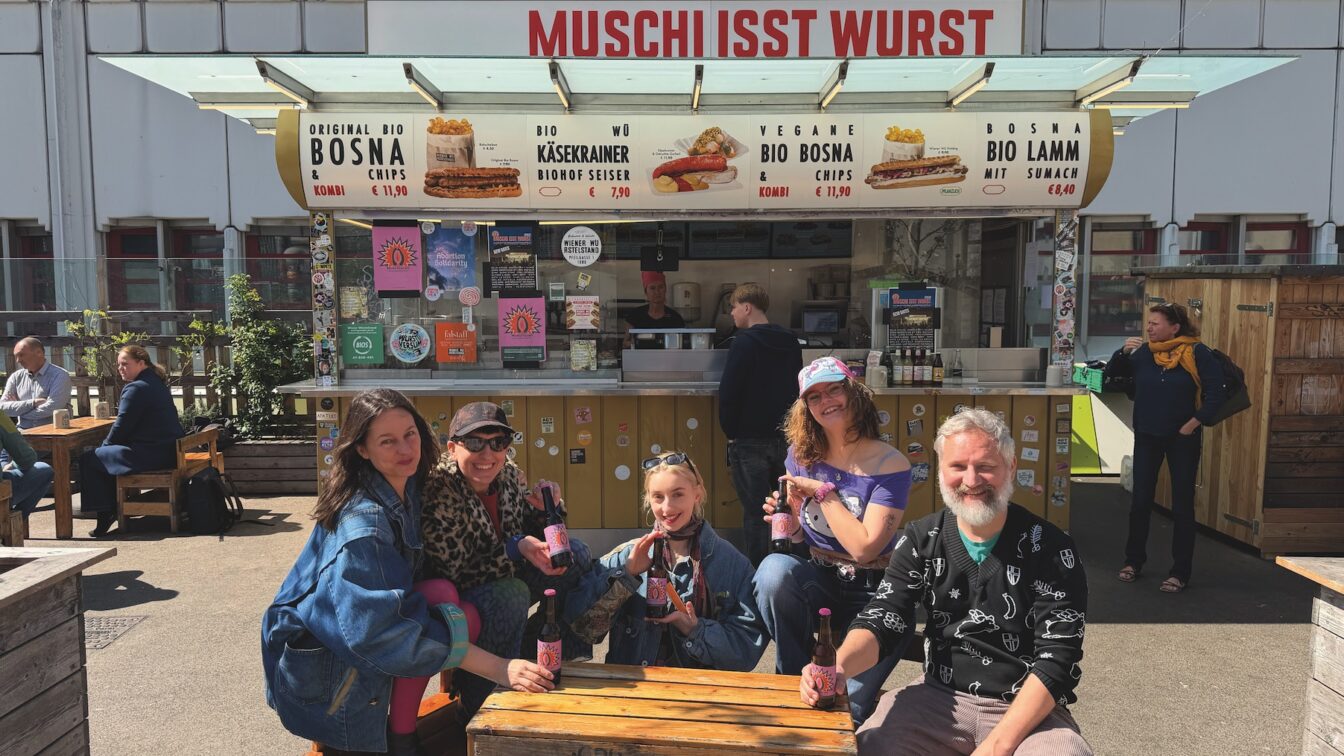 Talia von Wiener Würstelstand, Sophie von Muschicraft, Danyela mit Y, Dj WIFI und Mike Lanner sitzen vor dem Wiener Würstelstand Spittelau