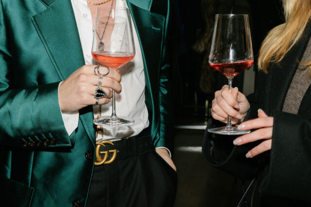 Zwei Frauen halten zwei Gläser Wein