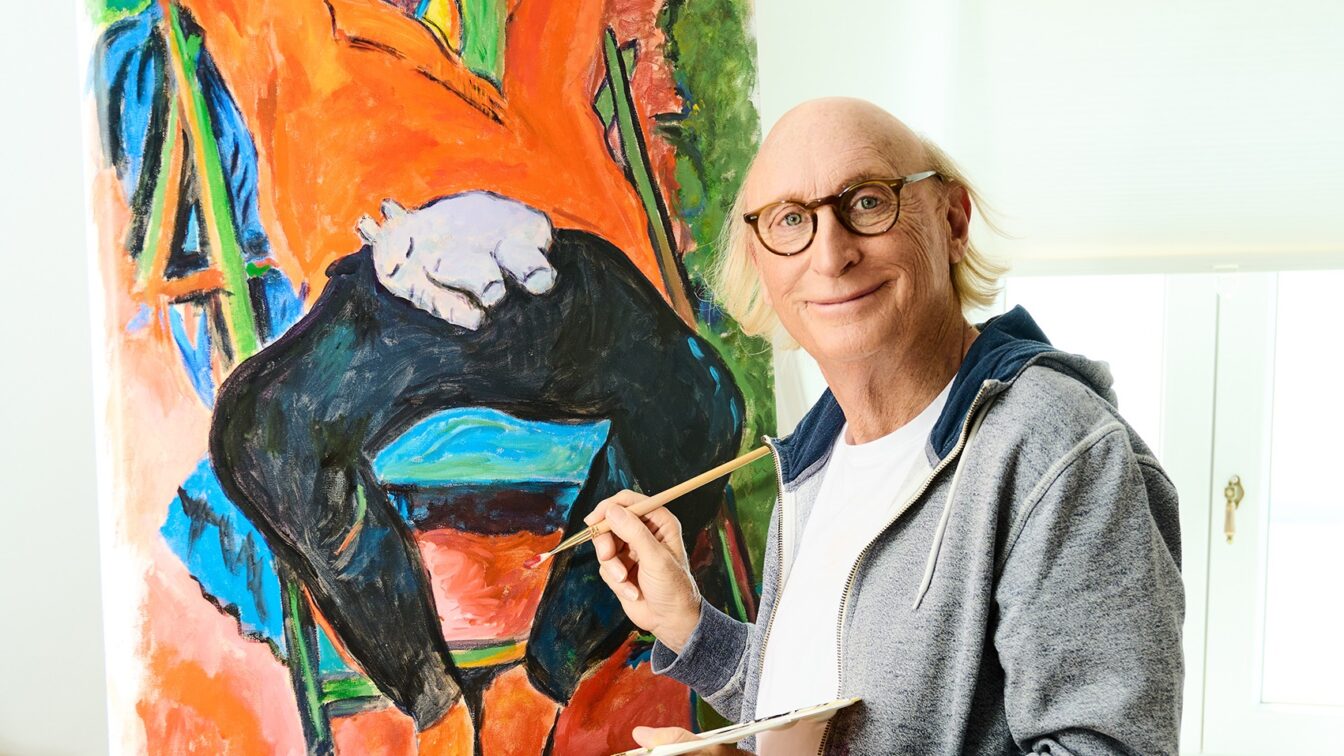 Otto Waalkes steht vor einer Staffelei in seinem Atelier