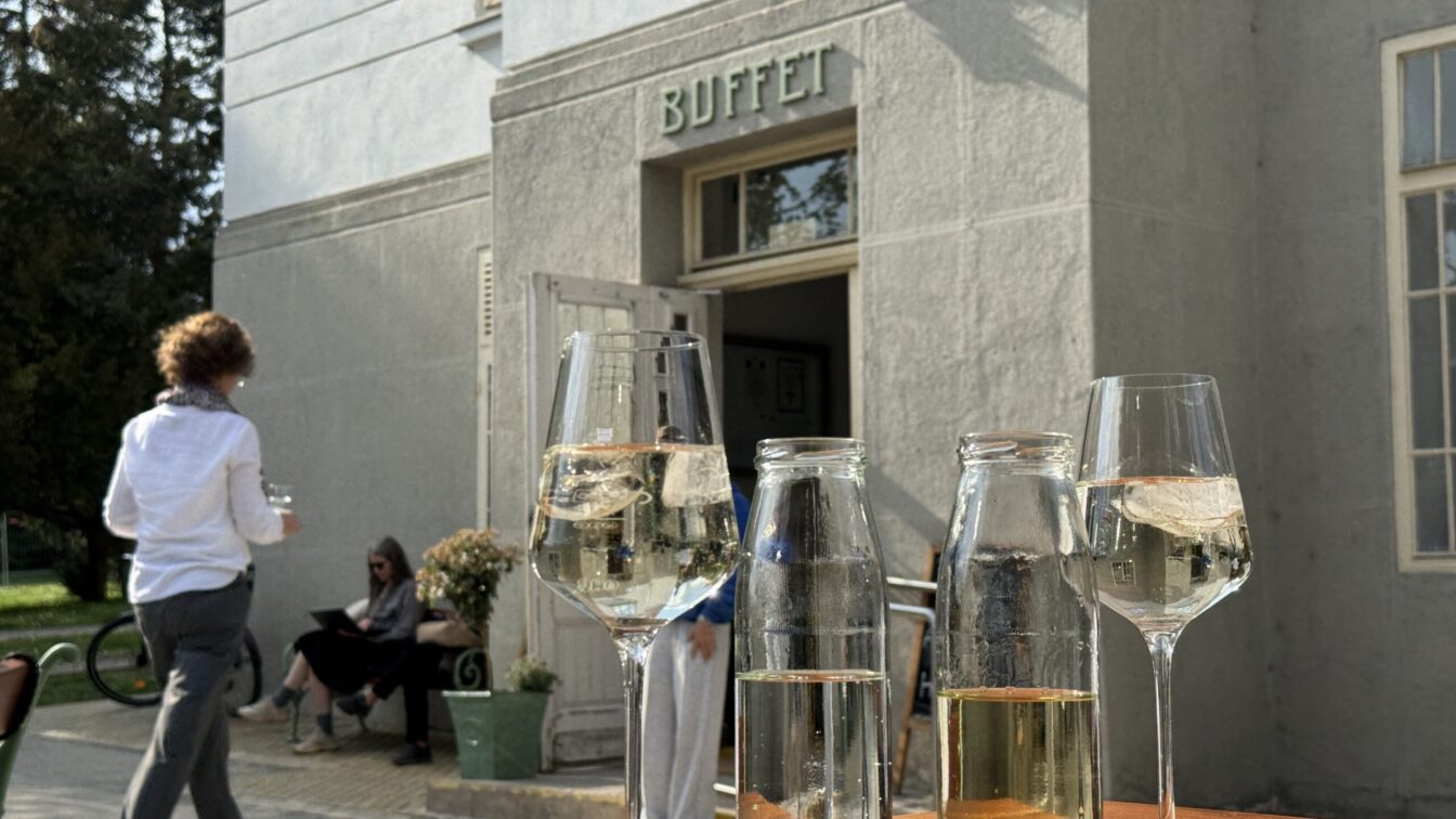 Weingläser stehen auf einer Bank im Gastgarten des Restaurants Otto und Camillo in Wien