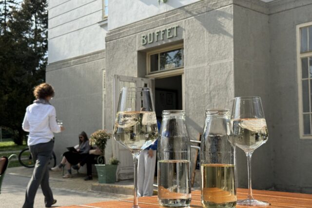 Weingläser stehen auf einer Bank im Gastgarten des Restaurants Otto und Camillo in Wien