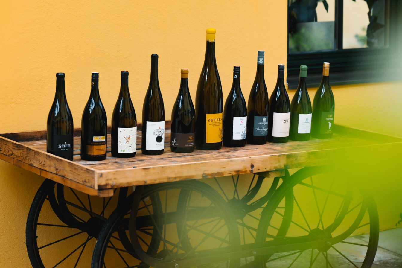 verschiedene Flaschen Wein werden bei der Tour de Vin präsentiert