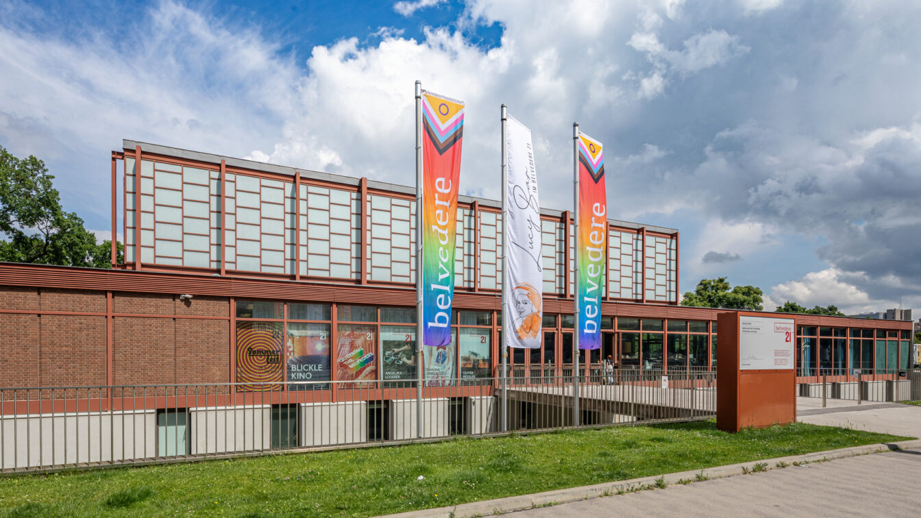 Belvedere 21 von außen mit Regenbogenfahnen