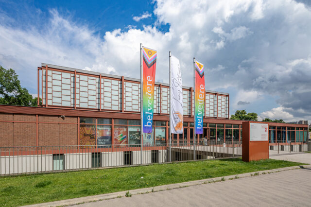 Belvedere 21 von außen mit Regenbogenfahnen