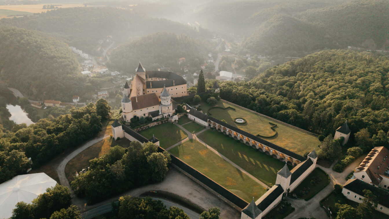 Das Renaissanceschloss Rosenburg im Waldviertel aus der Vogelperspektive