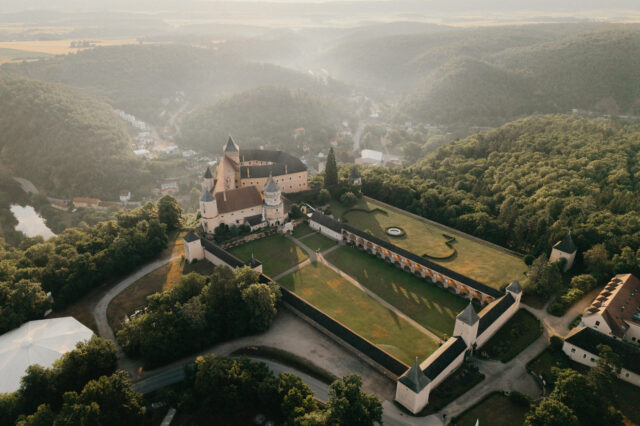 Das Renaissanceschloss Rosenburg im Waldviertel aus der Vogelperspektive