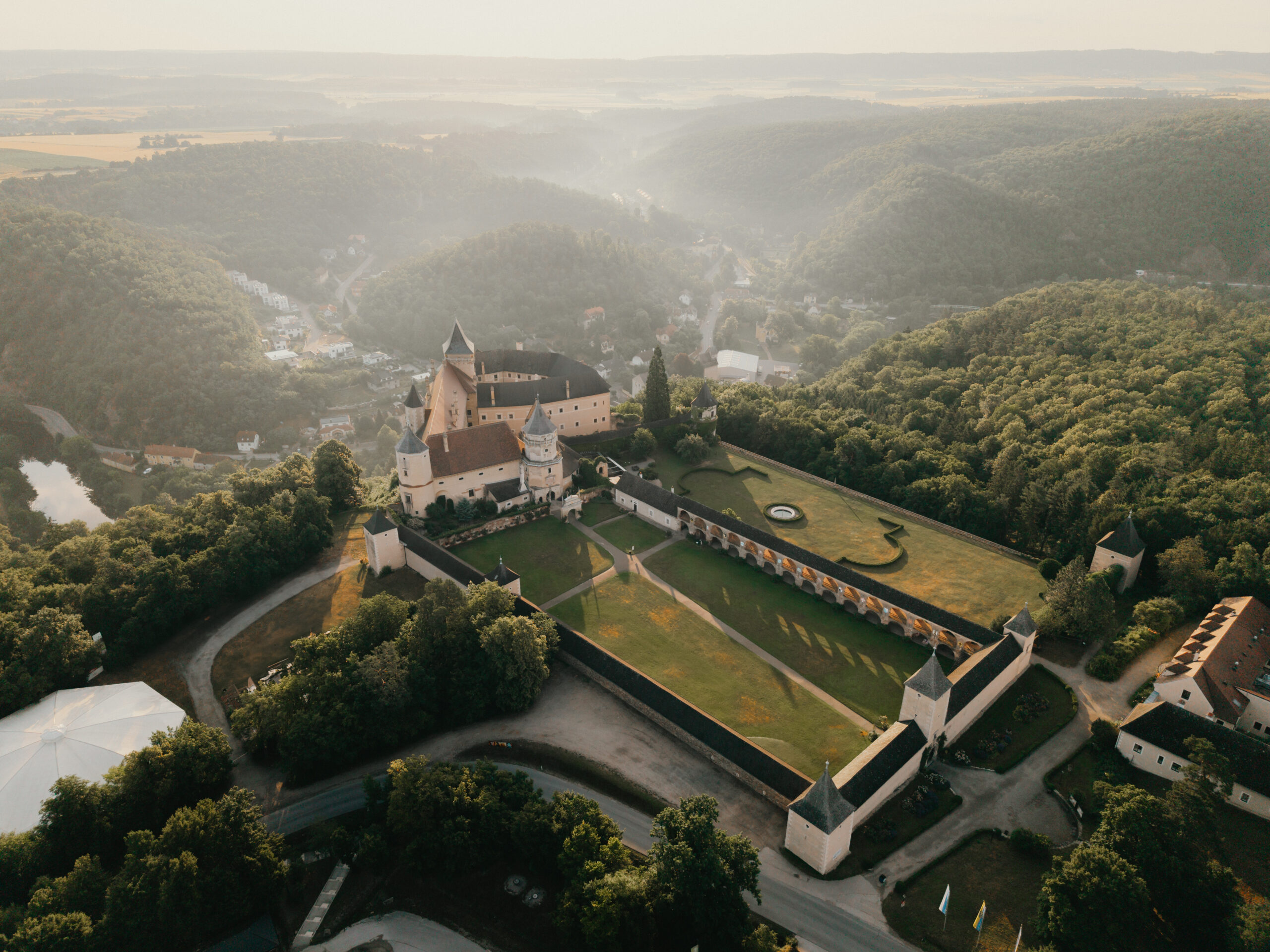 Das Renaissanceschloss Rosenburg im Waldviertel aus der Vogelperspektive