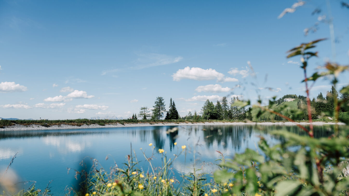 Ein Bergsee im Sommer in St. Johann in Salzburg