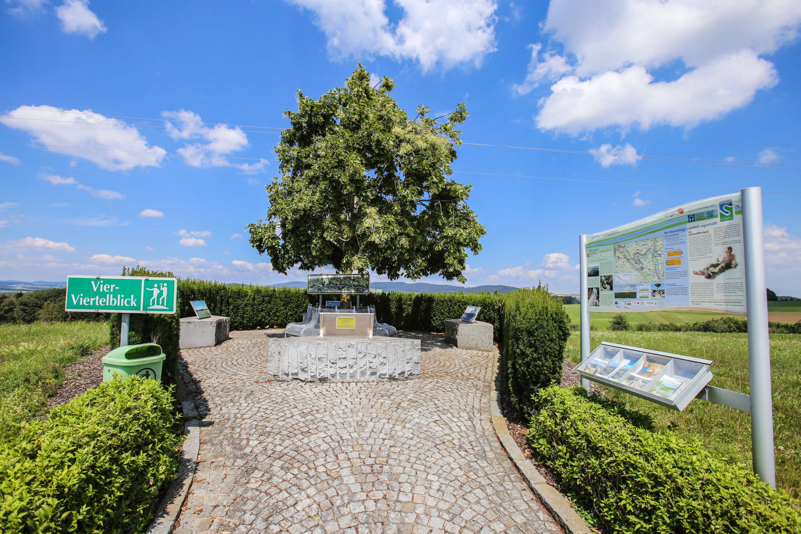 Kopfsteinpflaster auf der Sauwald Panoramastraße, man sieht einen Aussichtspunkt, den Vier Viertelblick. 