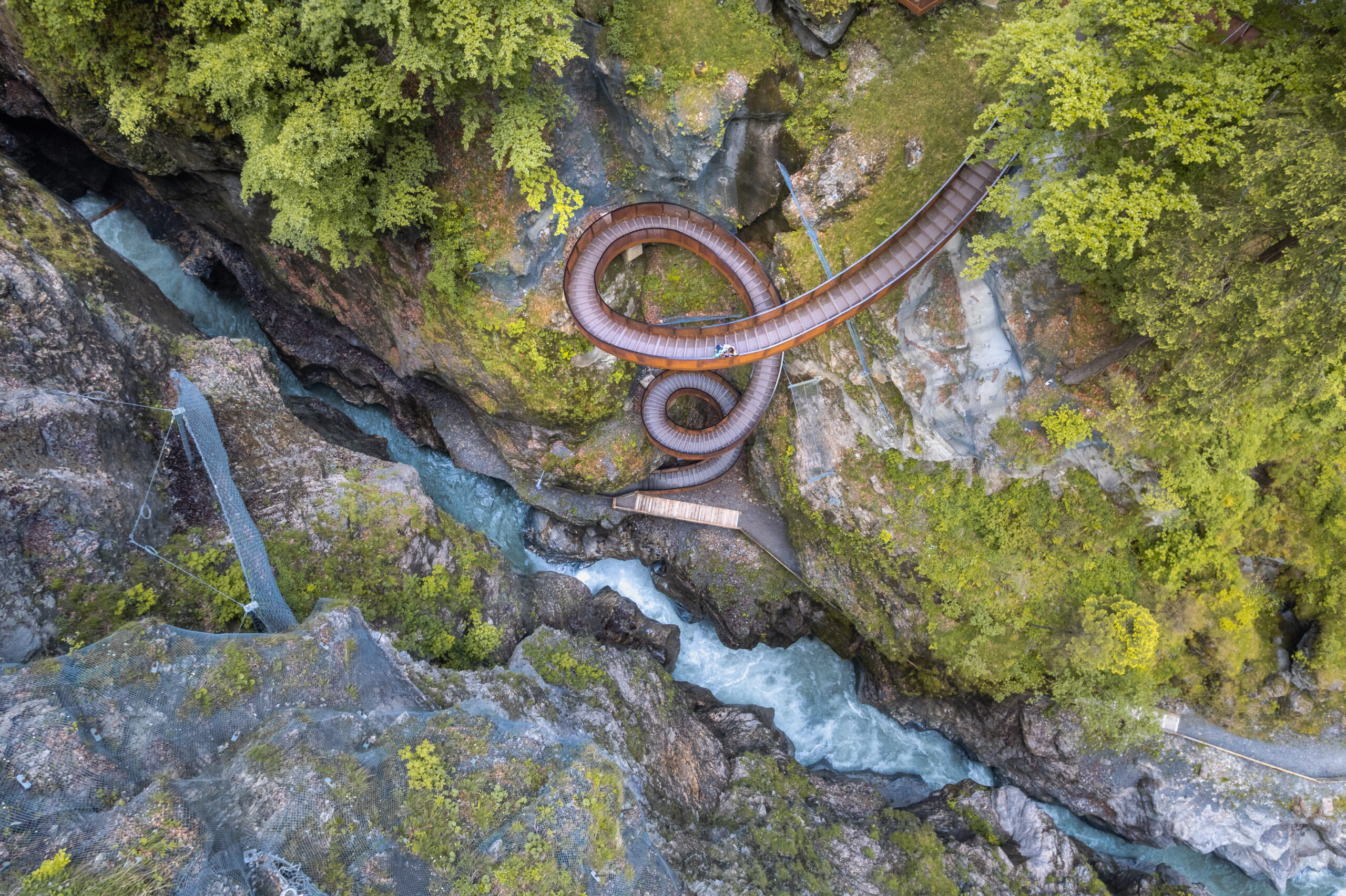 Blick von oben auf die Wendeltreppe Helix in der Liechtensteinklamm in St. Johann in Salzburg